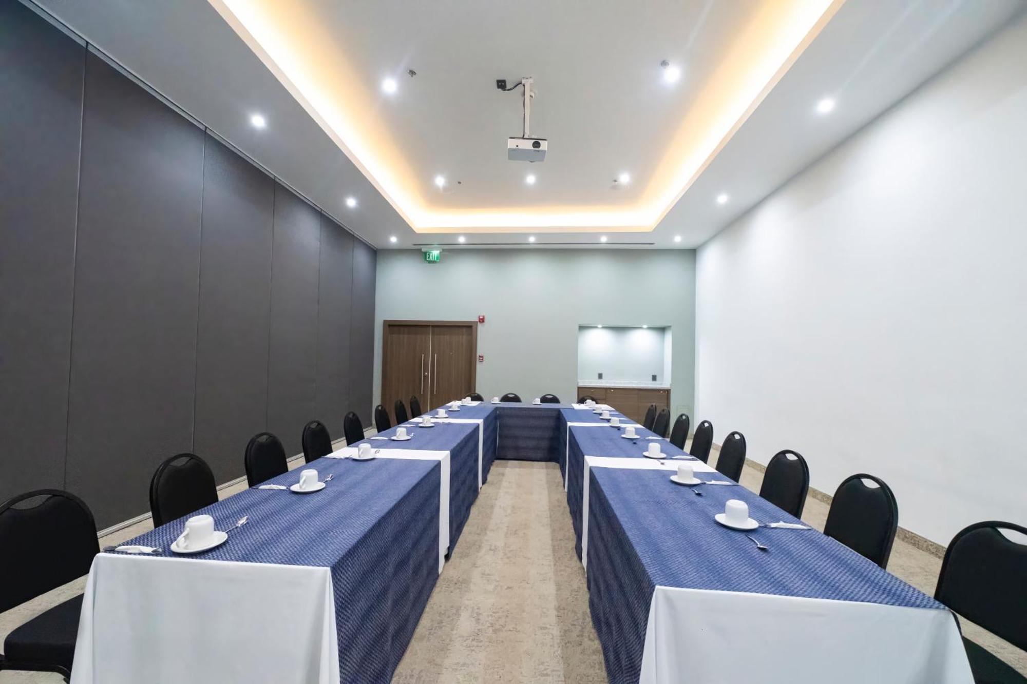 Holiday Inn Uruapan By Ihg Exterior photo