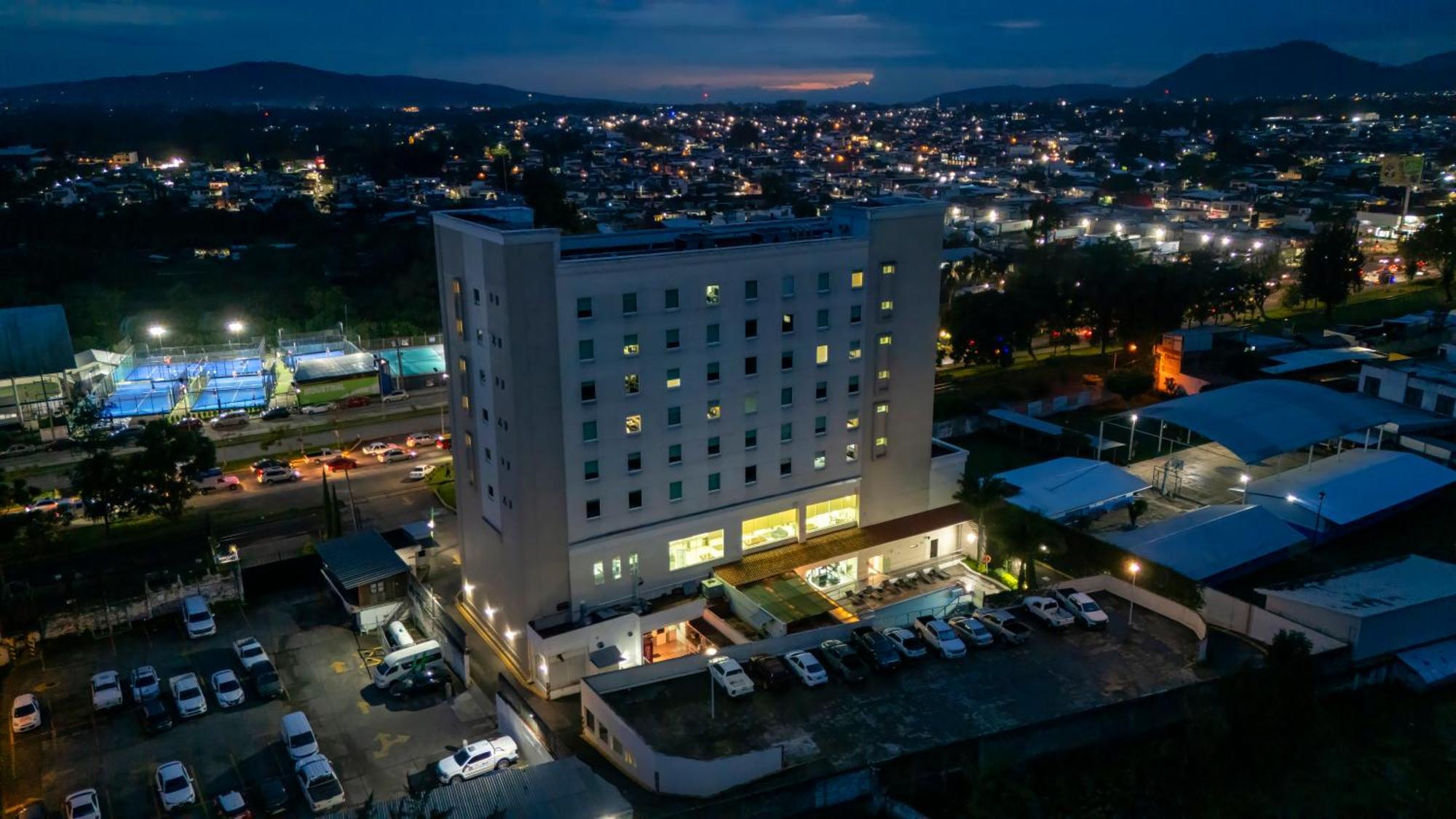 Holiday Inn Uruapan By Ihg Exterior photo