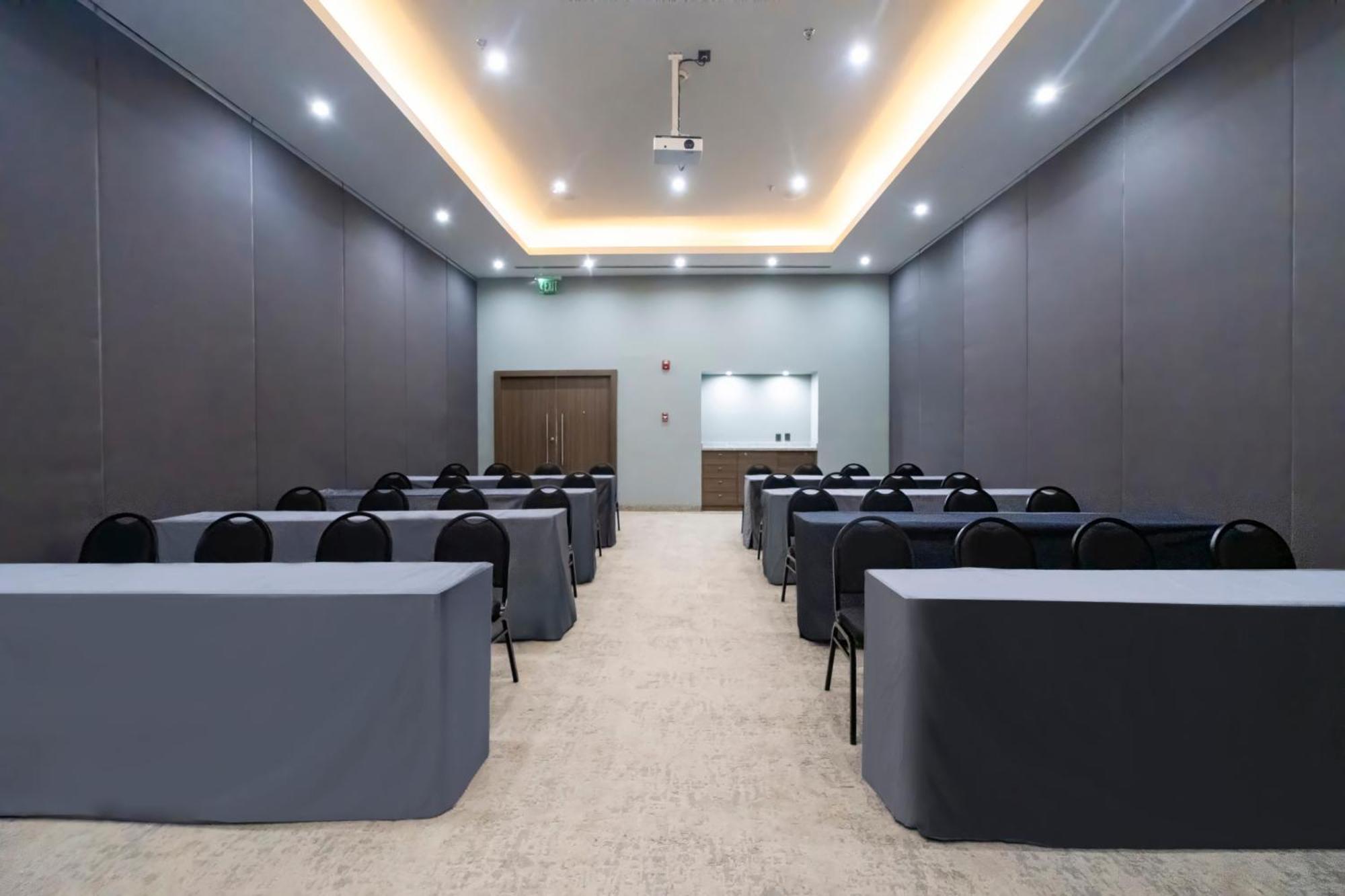 Holiday Inn Uruapan By Ihg Exterior photo