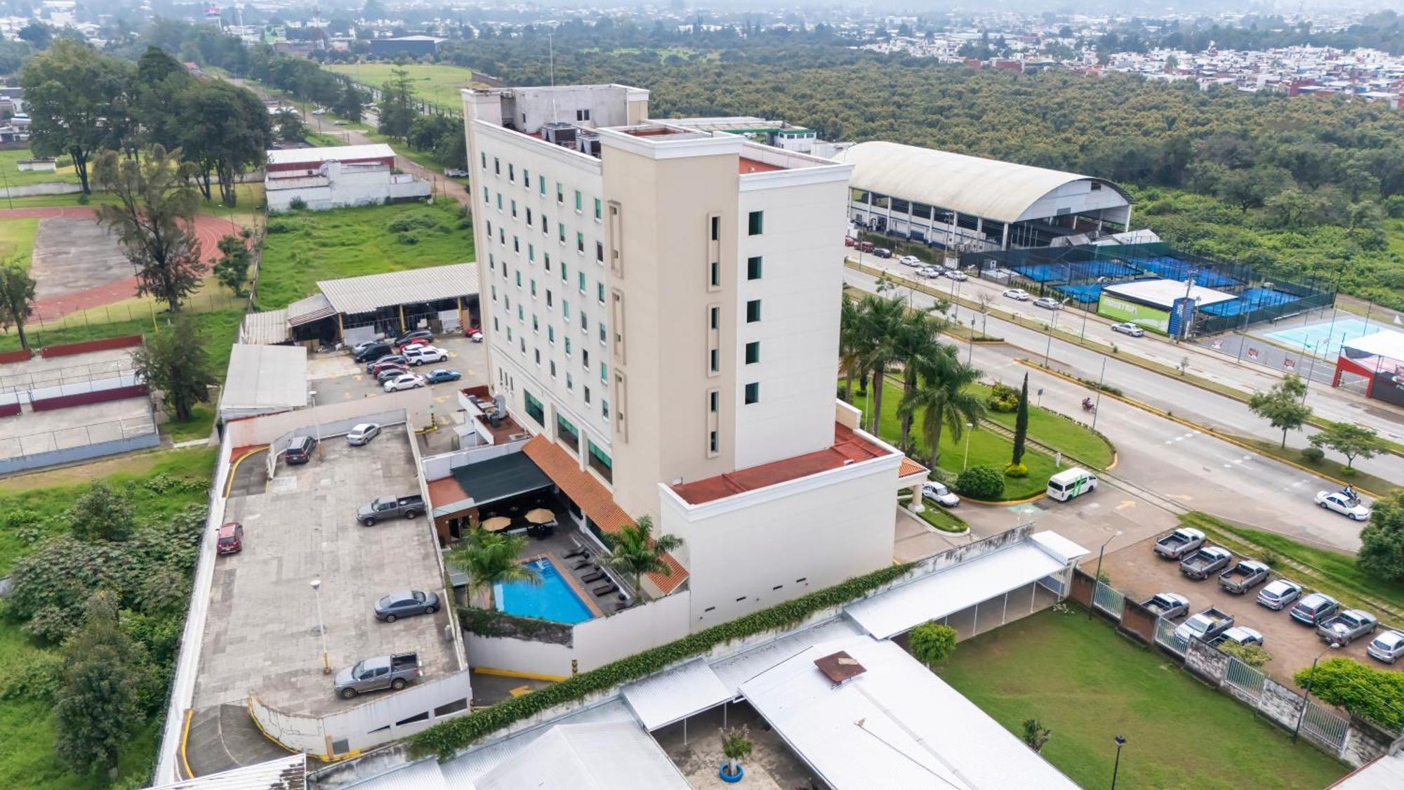Holiday Inn Uruapan By Ihg Exterior photo