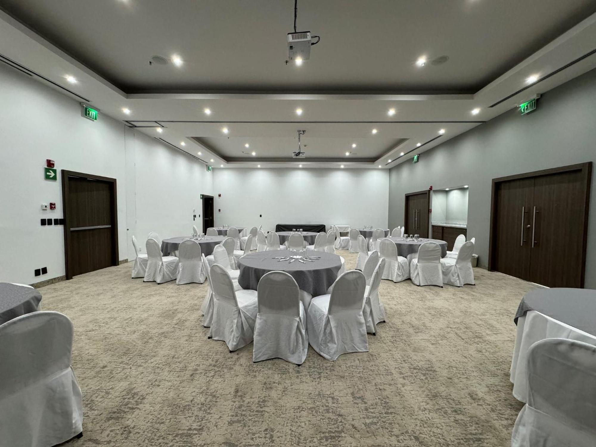 Holiday Inn Uruapan By Ihg Exterior photo