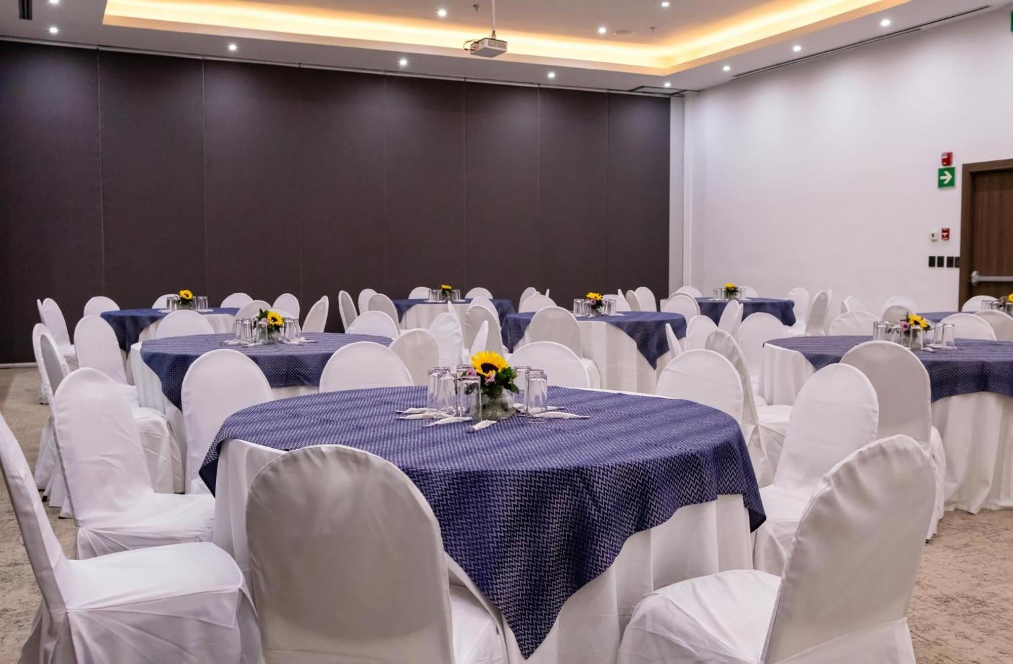 Holiday Inn Uruapan By Ihg Exterior photo