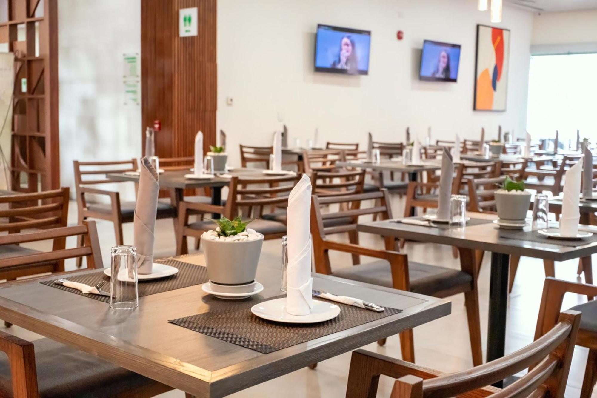 Holiday Inn Uruapan By Ihg Exterior photo