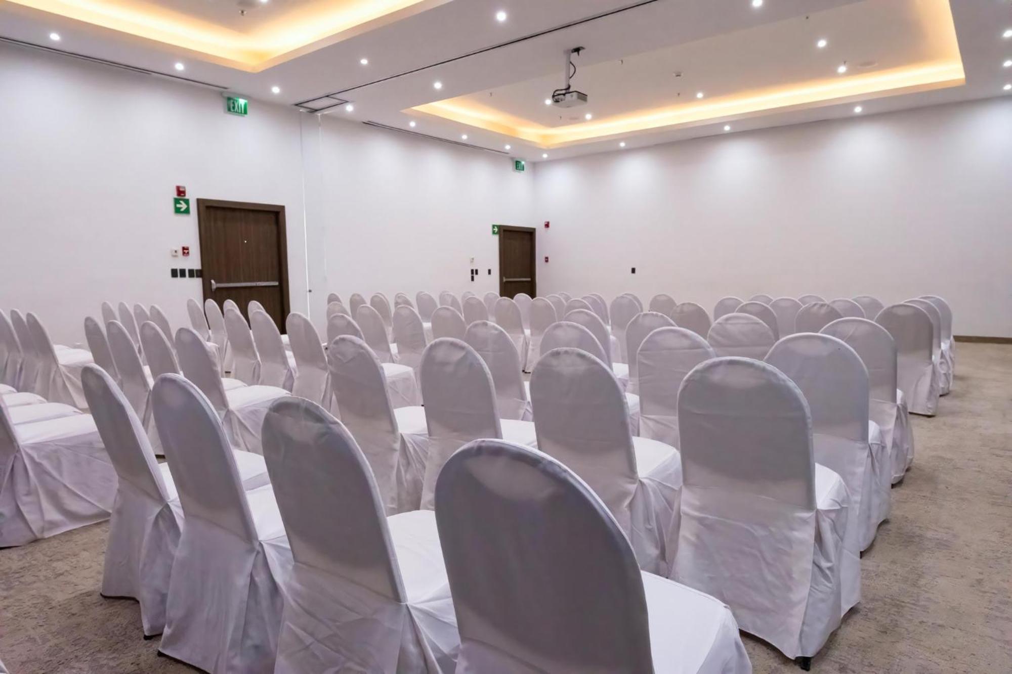 Holiday Inn Uruapan By Ihg Exterior photo