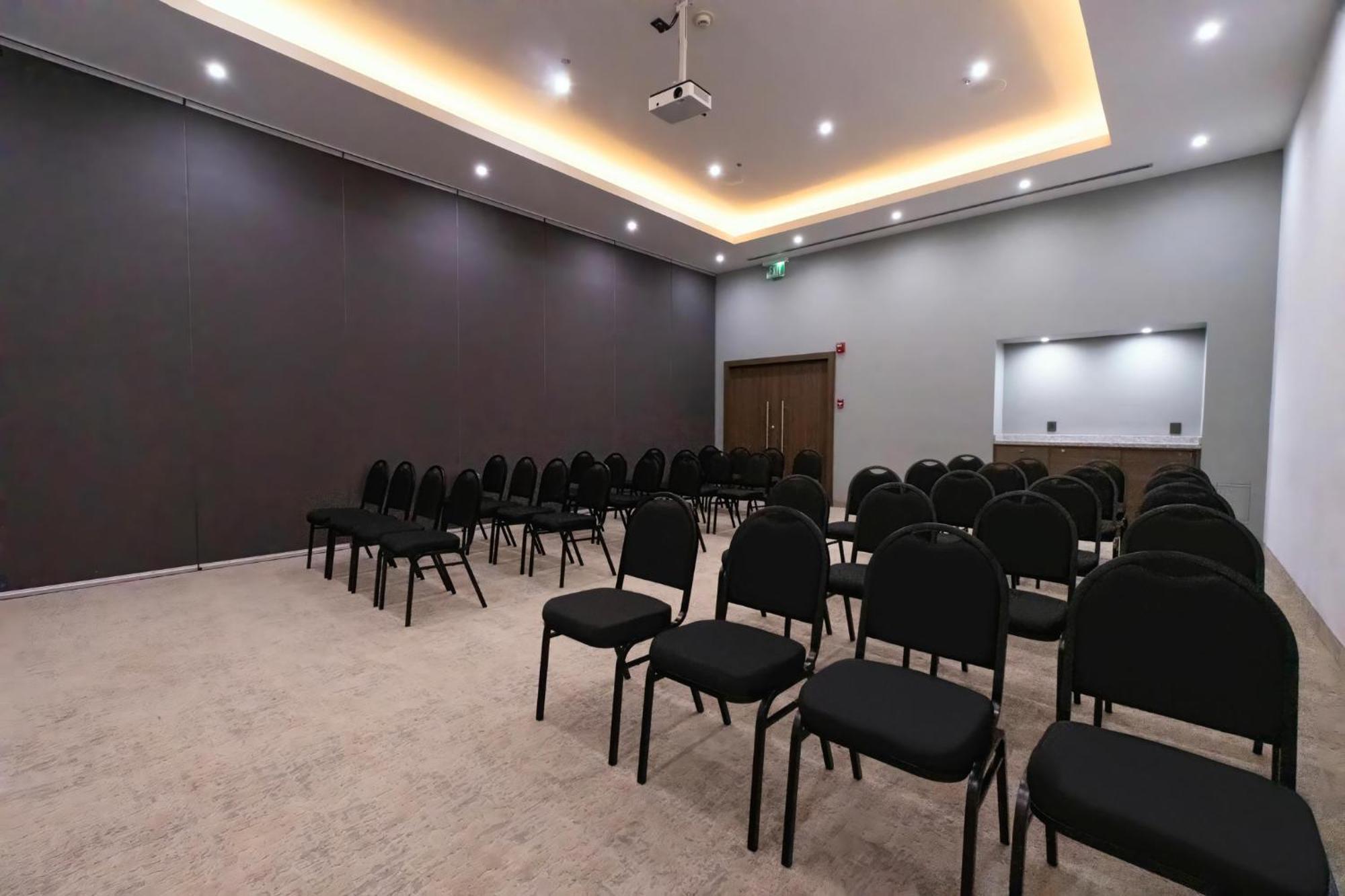 Holiday Inn Uruapan By Ihg Exterior photo